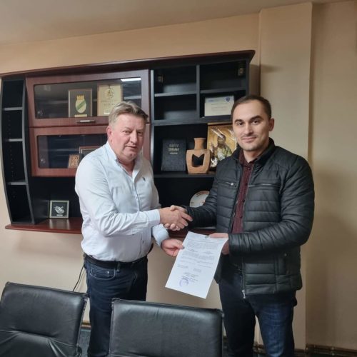 Sipas Vendimit për ndihmë financiare të njëhershme familjeve me të porsalindur që jetojnë në zonën e Komunës së Bërvenicës, me gëzim të madh sot për herë të parë ua dhash Vendimin për ndihmë financiare