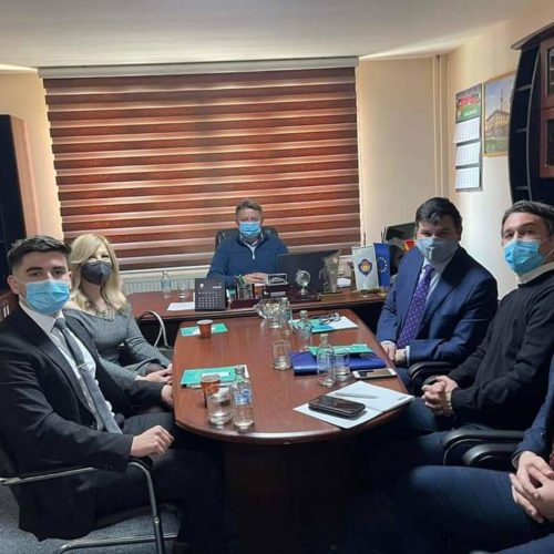 Средба со: Christopher Brennan – IRI програмски директор, Xhevahire Pruthi Zajazi – IRI програмска менаџерка Edin Shabani – IRI програмски офицер Милан Танчески – невладина организација Blink 42-21 и Adem Jashari – советник во општина Брвеница